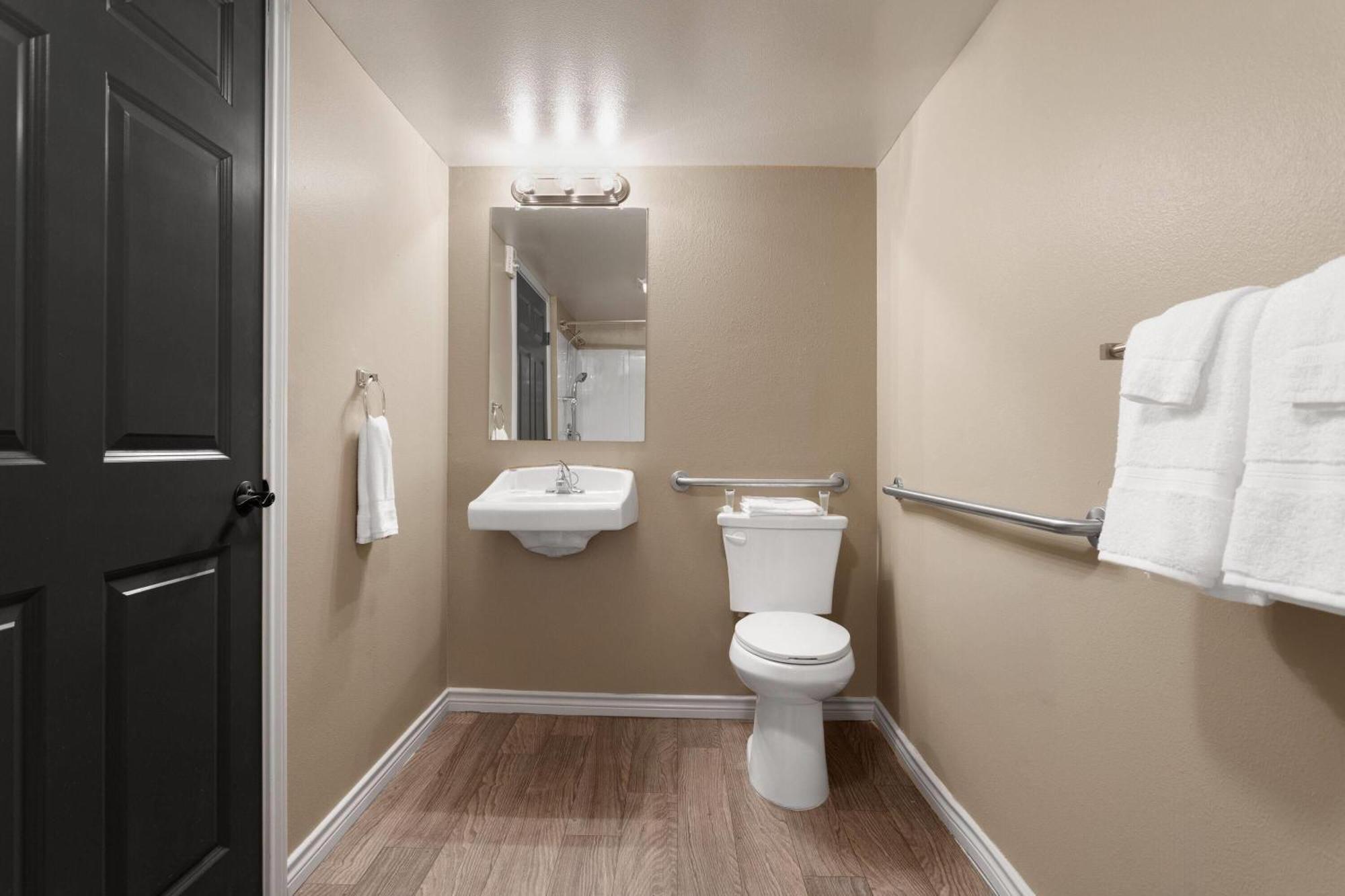 Eagle'S Den Suites Andrews A Travelodge By Wyndham Exterior photo