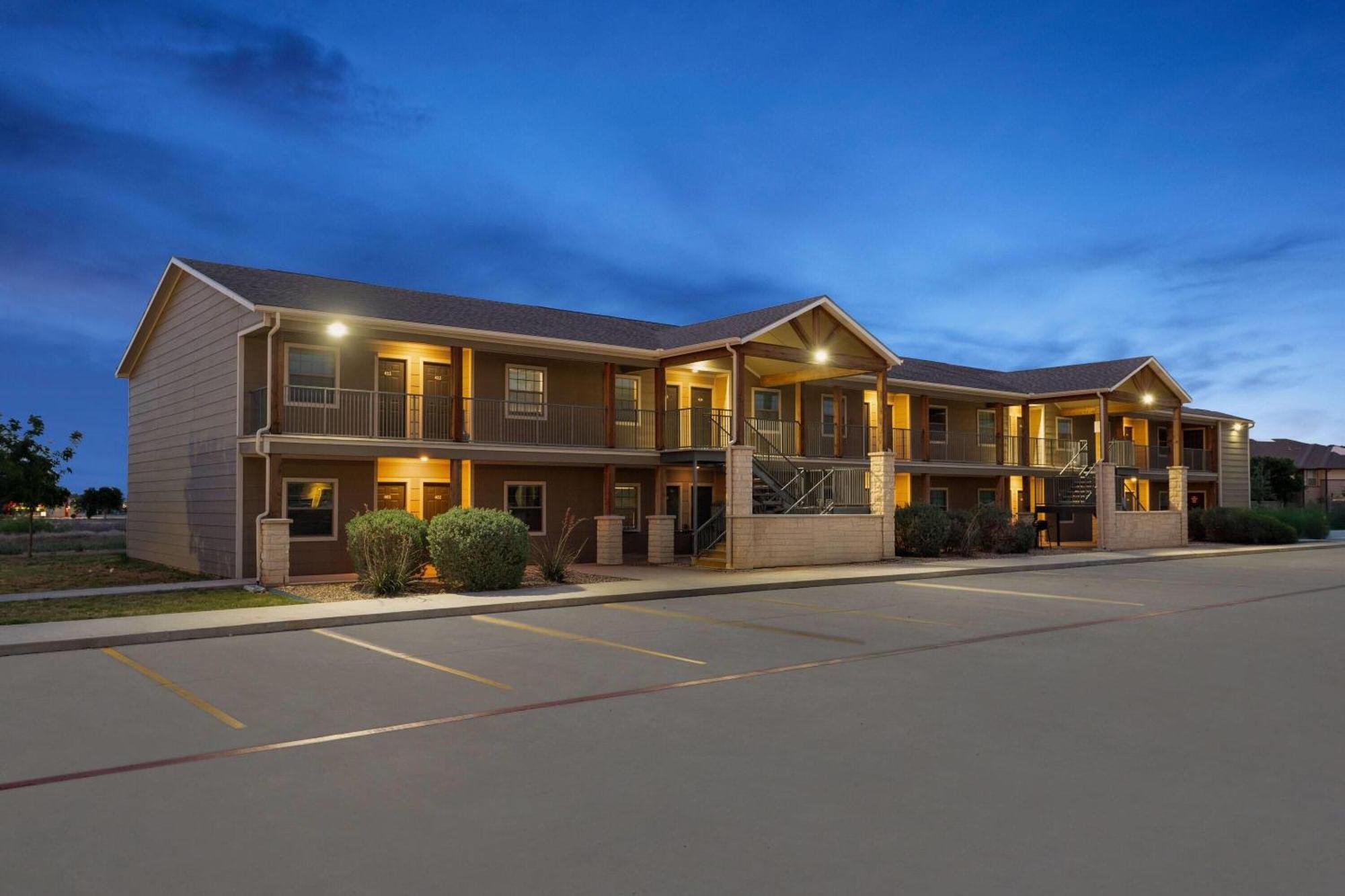 Eagle'S Den Suites Andrews A Travelodge By Wyndham Exterior photo